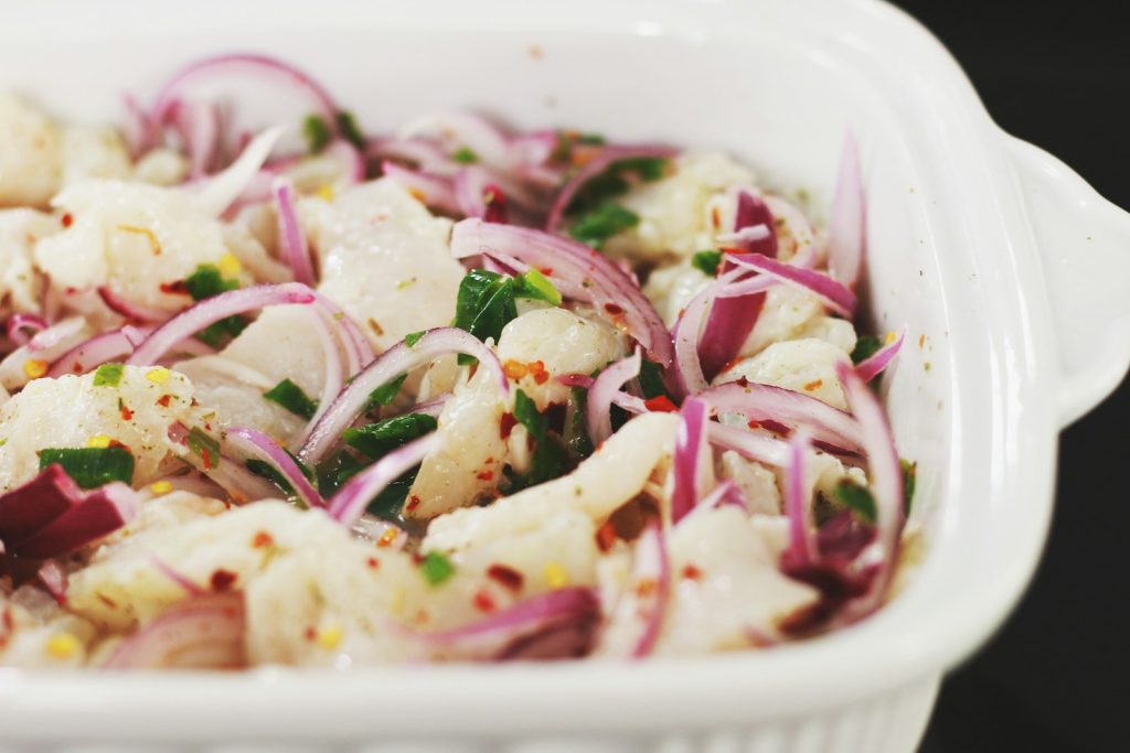 Fusión Gastronómica Davaus Culinarywhite ceramic bowl with onion dish